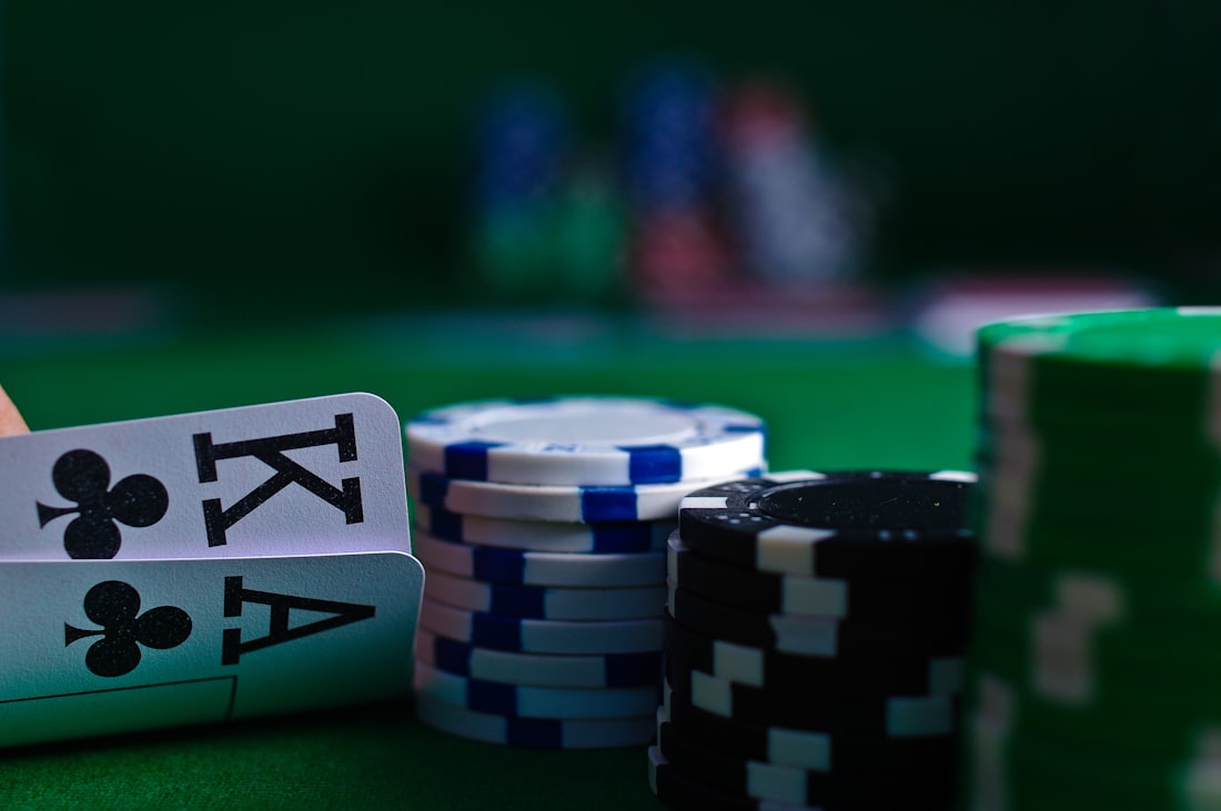 Kartu remi tertata dan chip poker di atas meja kayu