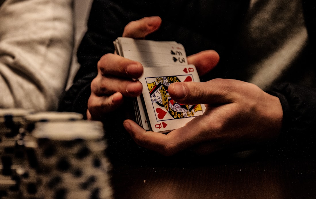 Kartu raja sekop dan chip poker di atas meja hijau